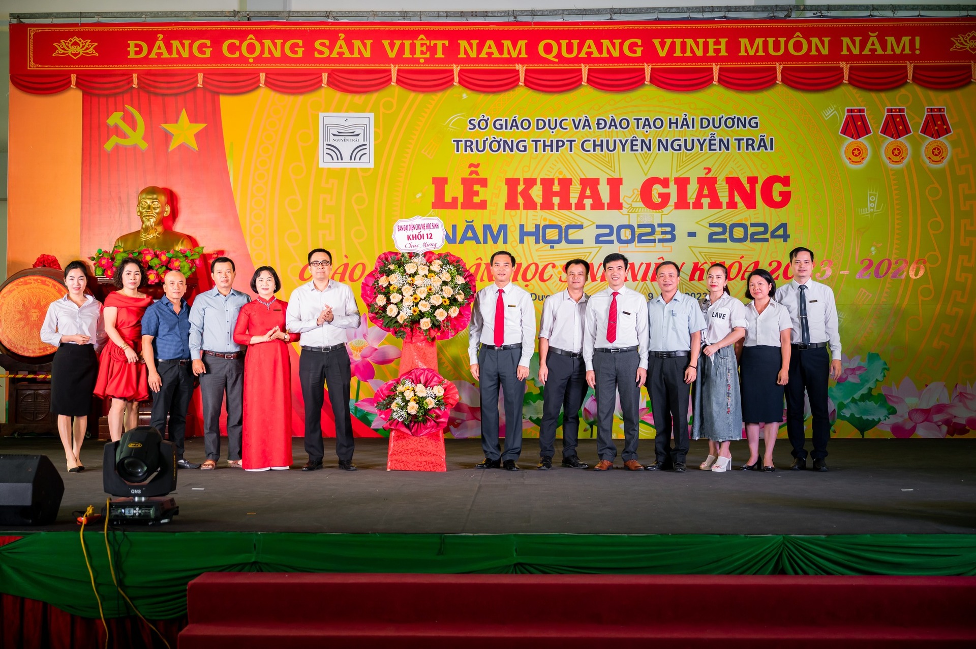 Nhấn để phóng to